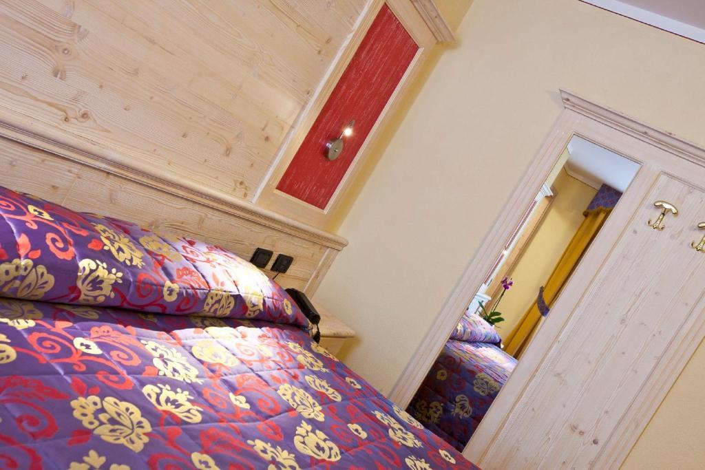 Hotel Val Di Sole Медзана Стая снимка